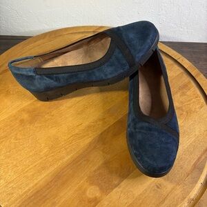 Clarks Artisan Daelyn Hill Women’s 8.5 Navy Blue Suede‎ Slip Ons Loafers Comfort